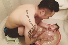 Phát cuồng với ông bố hot boy chăm con cực khéo