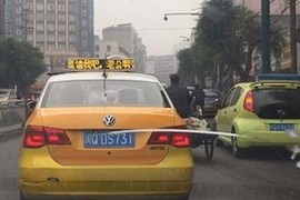 Người đàn ông thuê 1.407 chiếc taxi đăng lời xin lỗi vợ