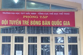 Huấn luyện viên quốc gia đánh VĐV tuyển trẻ bóng bàn