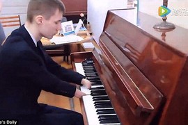 Nghị lực phi thường để thành thần đồng piano của thiếu niên không có ngón tay