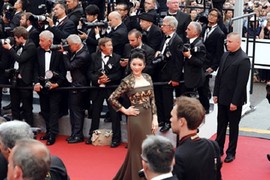 Thực hư bức ảnh Lý Nhã Kỳ bị “bơ” tại Cannes 