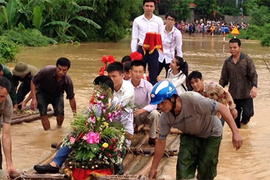 Ảnh độc khó quên: Đám cưới trong mưa lũ