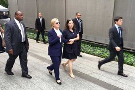 Chân dung cô gái bí ẩn luôn đi sát bà Hillary Clinton