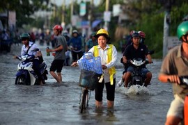 Ảnh: Dân Sài Gòn dầm mình lội nước bước vào ngày mới