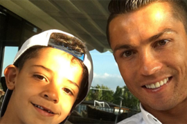 Cristiano Ronaldo khoe ảnh con trai mất răng cửa