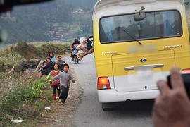 Phẫn nộ cảnh khách ngồi trên ô tô ném thức ăn cho trẻ em Hà Giang