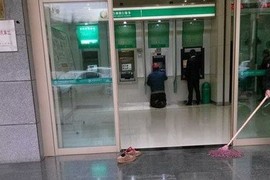 Xúc động ảnh đôi giày bẩn của cô công nhân trước cây ATM 