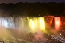 Thích thú ngắm thác nước Niagara hùng vĩ đổi màu kỳ diệu