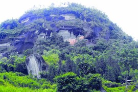 Chuyện khó tin về núi “bắt người” ở Hà Giang 