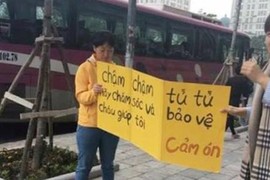 Người mẹ Hàn Quốc chặn xe máy leo vỉa hè Hà Nội