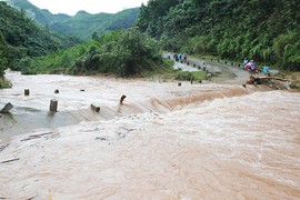 Hòa Bình: Cố vượt cầu ngập nước, người đàn ông bị lũ cuốn mất tích