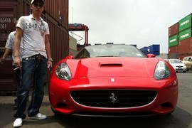 Ngắm siêu xế độ Ferrari California 12 tỷ của chồng Ngọc Thạch