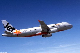 Máy bay Jetstar báo khói khi đang ra đường băng Tân Sơn Nhất