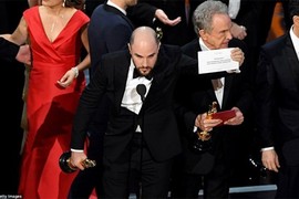 Khoảnh khắc Oscar 2017 xướng nhầm tên người chiến thắng