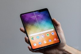 Samsung Galaxy Fold hỏng màn hình: "Sẽ đem về kiểm tra lại"