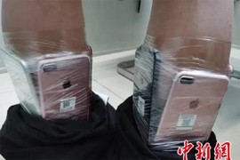 Chiêu trò buôn lậu iPhone cực độc dị, cảnh sát "sốc"...