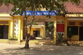 Khởi tố bảo vệ dâm ô hai học sinh tiểu học 