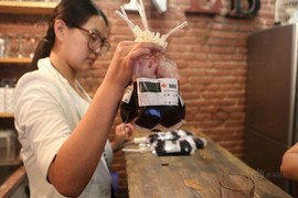 Quán cafe teen chiêu đãi khách món... “máu tươi“