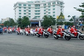 Ông già Noel đi SH, Vespa rước dâu không mũ bảo hiểm