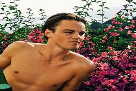 Hot boy pha rượu gây sốt vì quá giống Leonardo DiCaprio