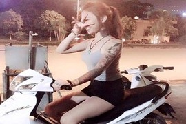 Gái xinh xăm trổ mê chụp ảnh với xe máy “cà tàng“