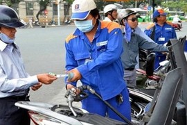 Từ ngày 1/8 có thể thanh toán tiền xăng bằng thẻ ATM