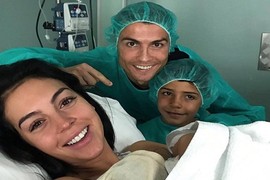 Ronaldo sung sướng khi "lên chức bố" lần thứ tư