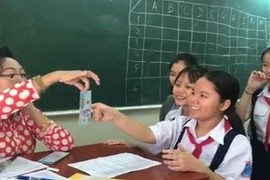 Cô giáo Sài Gòn thả tiền  mừng tuổi học trò kiểu "sang chảnh"