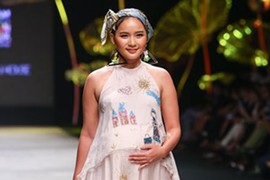 Phan Như Thảo bế bụng bầu 4 tháng lên sàn catwalk