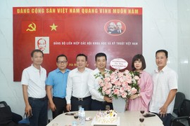 Lãnh đạo VUSTA chúc mừng Báo Tri thức và Cuộc sống nhân ngày 21/6