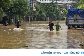 Mưa lớn tại Lào Cai, cảnh sát mang thuyền cứu hộ 