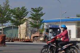 Xe siêu trọng trăm tấn lại vượt mặt CSGT... an tọa ở chốt mới