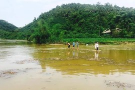 Nỗ lực tìm kiếm thi thể hai vợ chồng mất tích nghi lũ cuốn