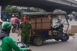 Xe ba gác lật làm một người tử vong trên đường Hà Nội