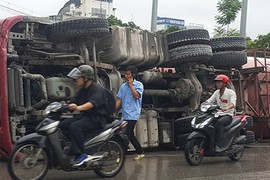 Kinh hoàng xe bồn trộn bê tông lật giữa đường Hà Nội