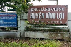 Một phó văn phòng nằm bên vũng máu bê bết