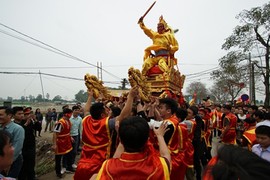 Biển người chen chân nhận lộc của "vua sống" ở lễ rước độc đáo