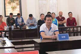 Thanh niên chém mẹ và em gái khóc nức nở ở tòa