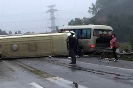 Hai ô tô đâm nhau kinh hoàng trên cao tốc Nội Bài - Lào Cai