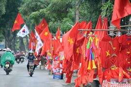 Cờ đỏ sao vàng “nhuộm đỏ” Hà Nội trước chung kết AFF Cup 2018