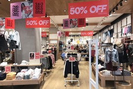 Sale off 50%, thời trang hàng hiệu vẫn "đìu hiu" ế ẩm đêm Noel