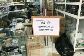 Hàng loạt nhà thuốc treo biển hết, giới hạn khẩu trang, nước rửa tay phòng dịch corona