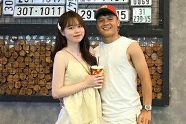 Quang Hải "than trời" vì Instagram tự follow lung tung, Huỳnh Anh ẩn ý 