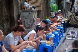 Phở Michelin ở Hà Nội, khách xếp hàng chờ, tự bê và ngồi vỉa hè thưởng thức