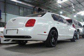 Siêu xe bentley chục tỷ vô chủ ở Hà Nội