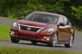 Nissan Sunny bị triệu hồi do lỗi túi khí