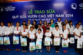 Quỹ sữa “Vươn Cao Việt Nam” đến với trẻ em Quảng Trị