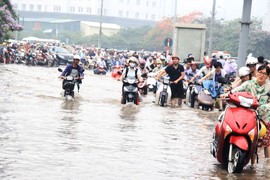 Giao thông Hà Nội gần như tê liệt vì ngập lụt sau mưa