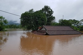 Hàng nghìn ngôi nhà ở miền Trung ngập lút nóc, dân bơi xuồng trên phố