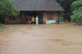 Hàng chục người mắc kẹt trong lũ ở Đắk Lắk